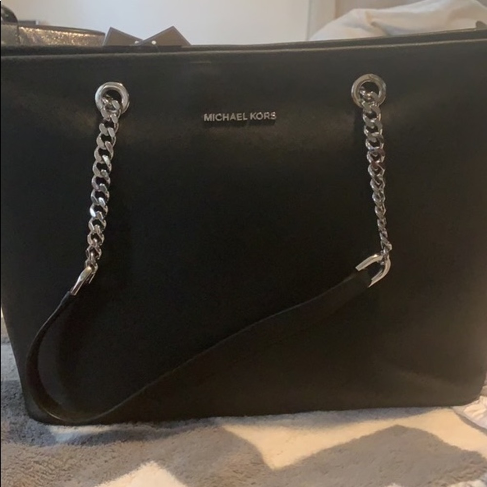 Michael Kors pocket book